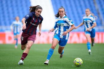Carmen Álvarez y Raquel García corren tras el balón durante el partido de Liga F entre Eibar y Deportivo en Riazor.