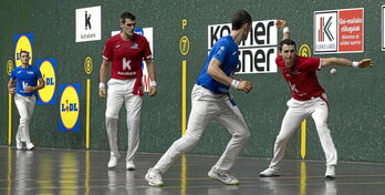 Altuna se dispone a pegar de derecha en el partido de la liguilla de semifinales que enfrentó a ambas parejas.
