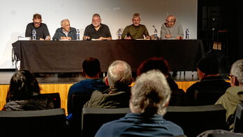 Aurreko orrialdean, Gorbeialdeko Sutearoren lehen batzarra, duela hiru aste, Izarran. Beheko irudian, ezkerrean, Kepa Enbeita.