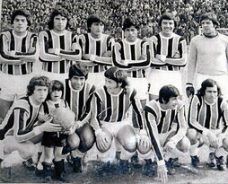 En la página anterior, plantilla del Almagro, con Claudio Tamburrini arriba a la derecha. Sobre estas líneas, el equipo de La Plata Rugby en los años 70.