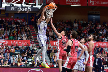 Kramplej, expulsado en el momento clave del partido, se cuelga del aro.