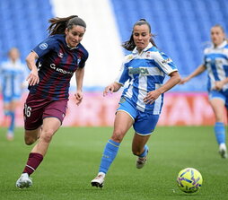 Carmen y Raquel García corren tras el balón.
