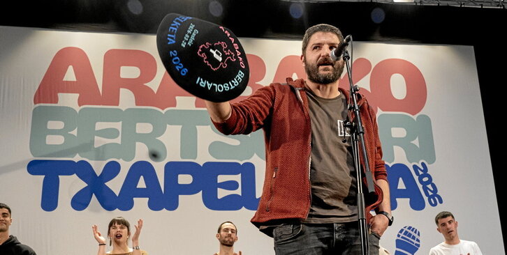 Alboko orrialdean, Viñaspre pozik txapela eskuan. Lerro hauen alboan, Anda eta Viñaspre buruz burukoa hasi baino lehen eta aretoaren itxura ederra.