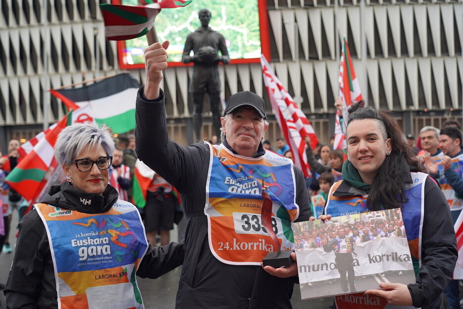 Korrika guztietan parte hartu duen Jose Angel Iribarri omenaldia egin diote. 