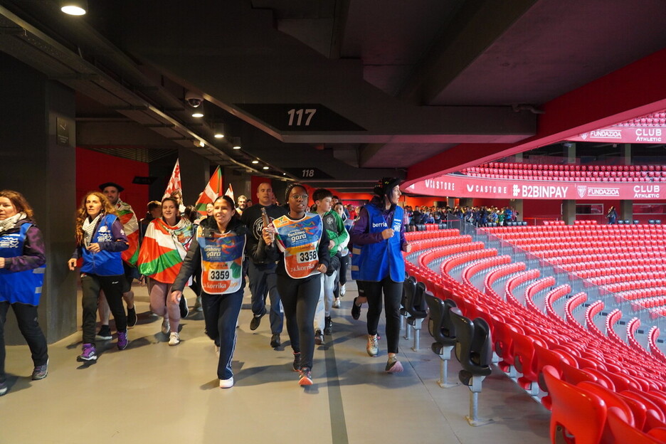 San Mames futbol zelai barrutik ere igaro da euskararen aldeko lasterketa erraldoia. 