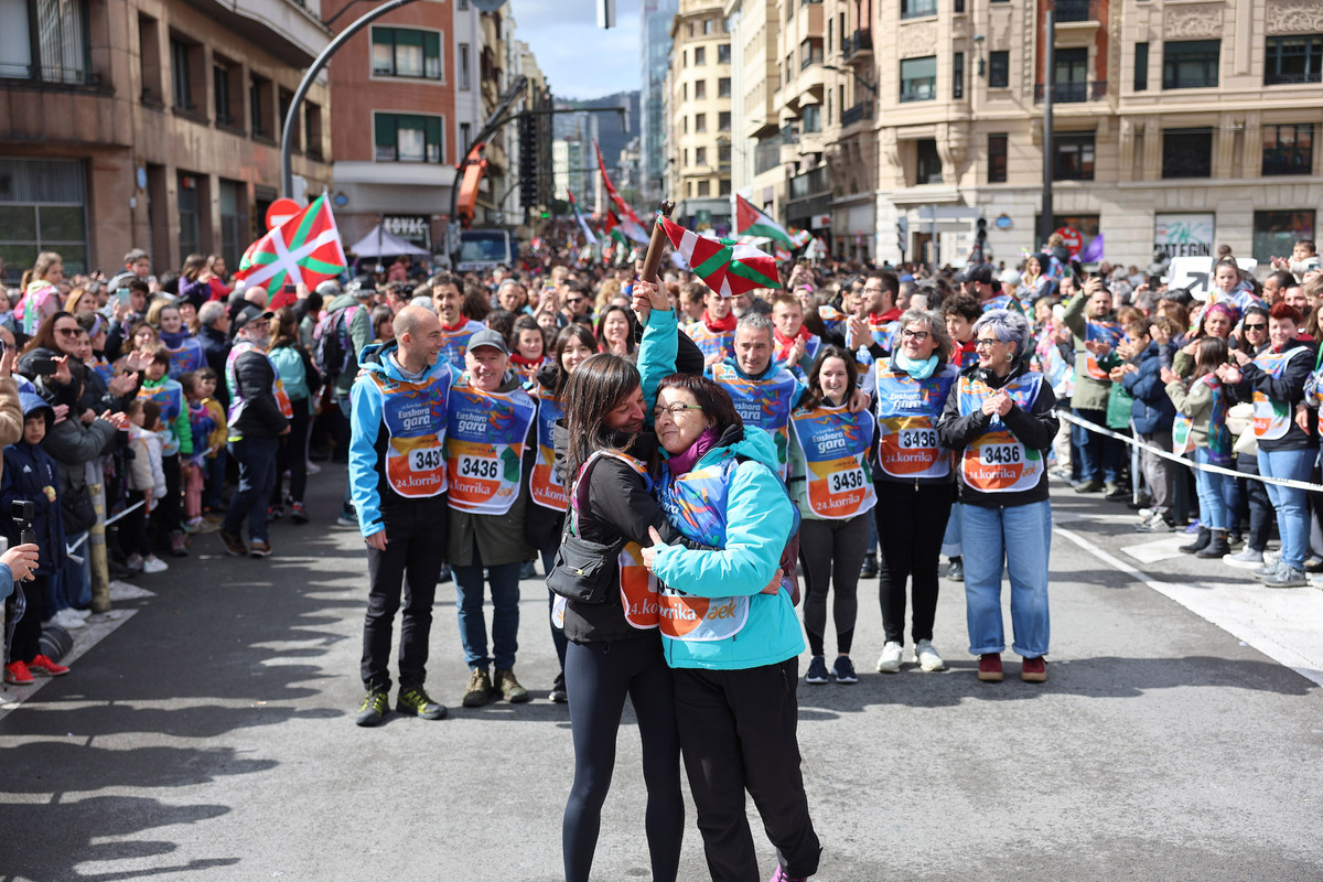 AEK-ko kideak, hunkituta, Korrikaren amaieran. 