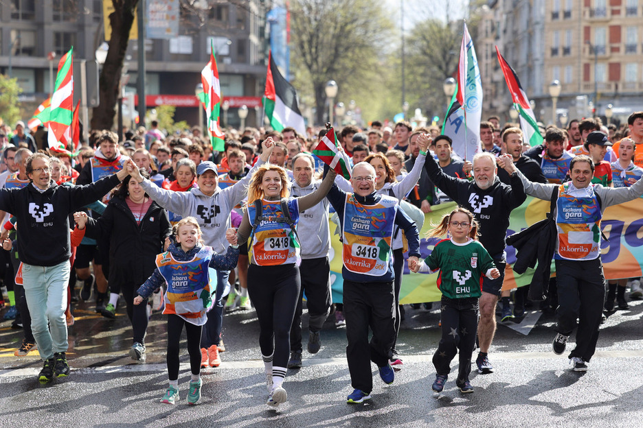 Joserra Bengoetxea errektorea eta Estitxu Garai errektoreordea, EHUren kilometroan. 