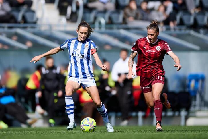 Moraza controla el balón ante Annelie.
