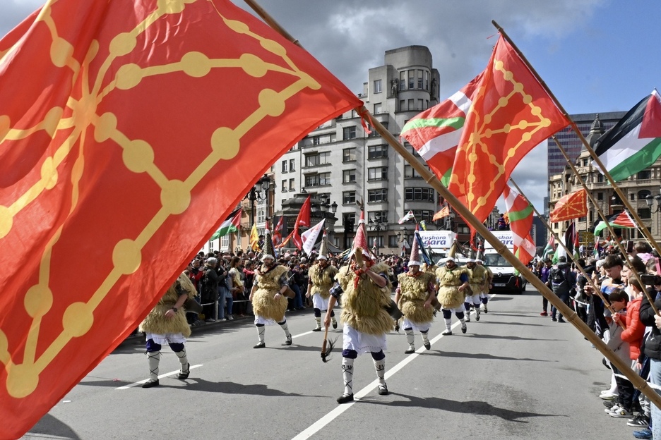 Joaldunek ireki diote udaletxera arteko bidea Korrikari. 