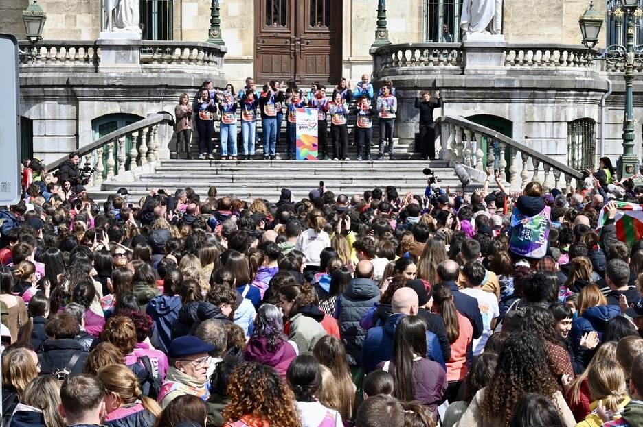 AEK-ko kideak eta mezuaren egileak, udaletxeko eskaileretan. 
