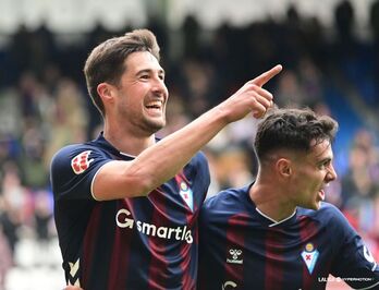 Martón y Mada celebran un gol en el partido de Segunda entre Eibar y Las Palmas.