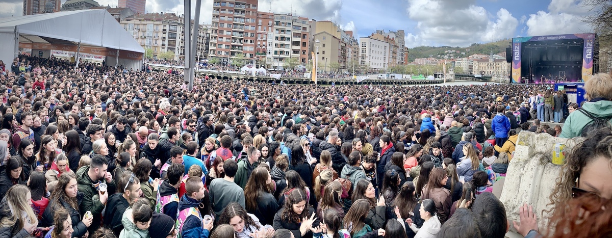 Una multitud se ha dado cita para ver a ZETAK en NAIZ Gunea. 