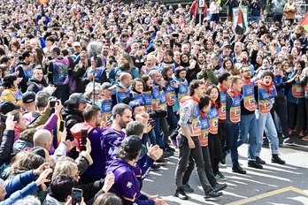 Lekuko barruko mezuaren zazpi egileak, udaletxeko eskaileretan. 