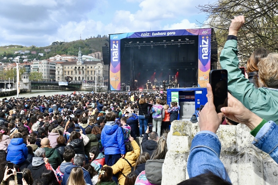 ZETAK taldearen kontzertua NAIZ Gunean, festa borobiltzeko.
