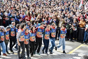 Aldarria eta festa uztartu ditu Korrikaren amaierak Bilbon: «Eukara gara!»