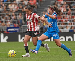 Nerea Nevado, autora del gol rojiblanco, intenta marcharse de Alexia.