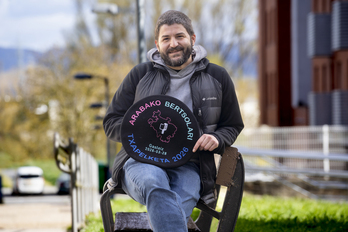 Iñaki Viñaspre, irabazi berri duen txapela eskuetan duela.