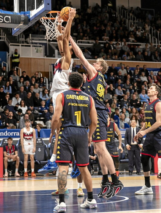 Edwards se cuelga ante Pustovyi.