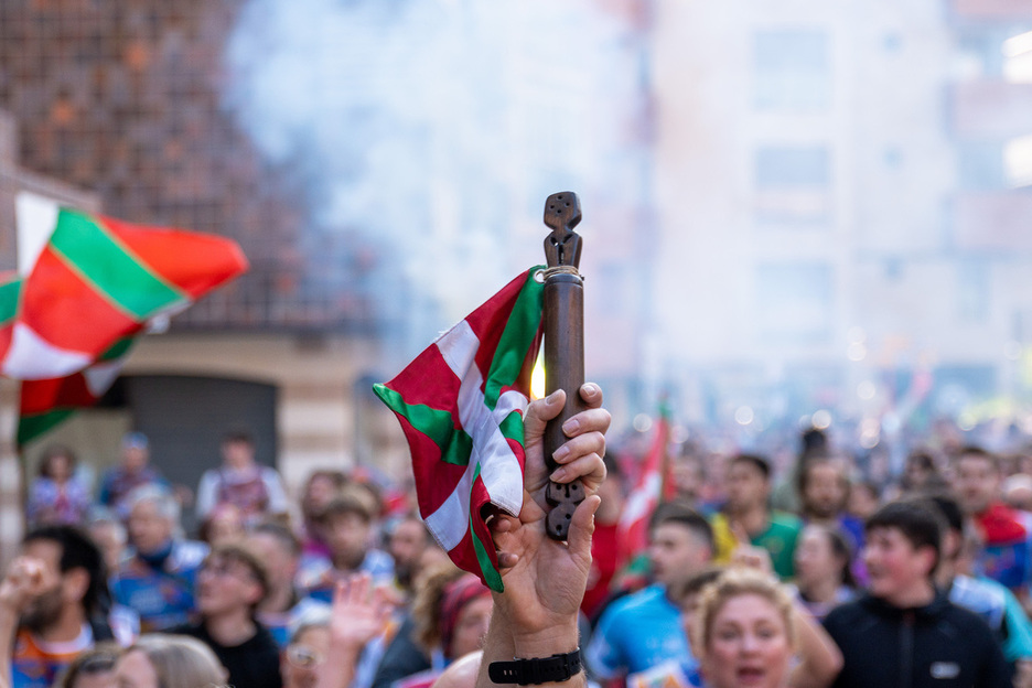 Jendatza bildu zen Tuteran Korrikari ongi etorria emateko. Jendatza bildu zen Tuteran Korrikari ongi etorria emateko.