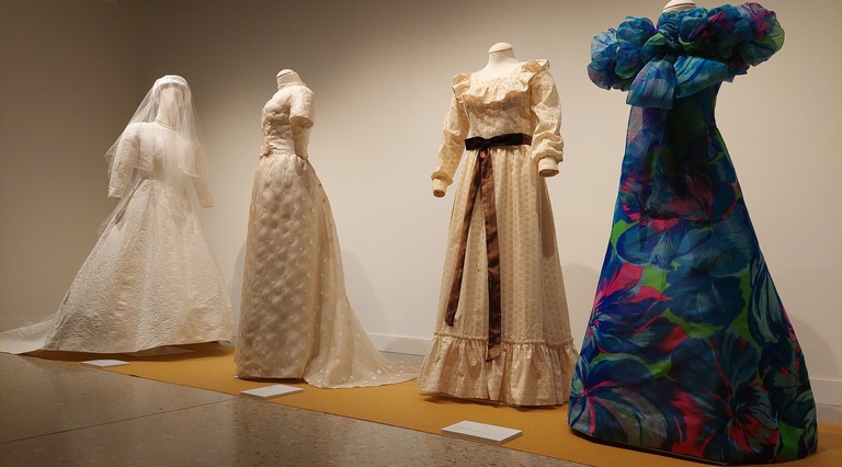 Ikusgai dauden jantzi batzuk.