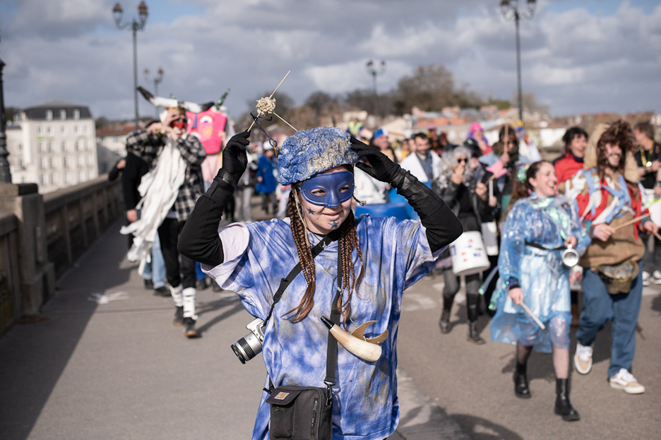Les carnavaliers s'étaient donné rendez-vous à la fontaine de Saint-Esprit, samedi 28 mars à 16 heures. Les carnavaliers s'étaient donné rendez-vous à la fontaine de Saint-Esprit, samedi 28 mars à 16 heures.