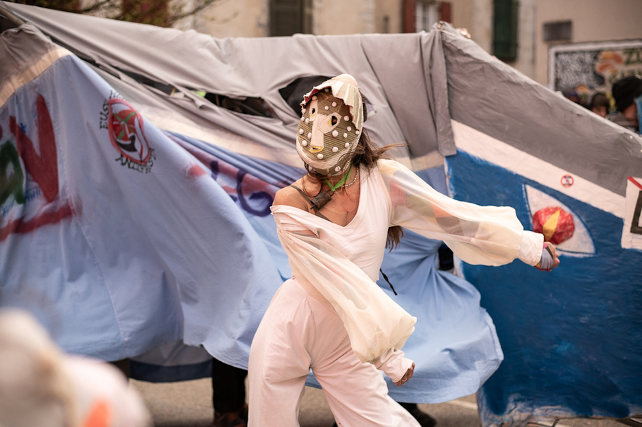 Il célèbre l'arrivée du printemps. Il célèbre l'arrivée du printemps.