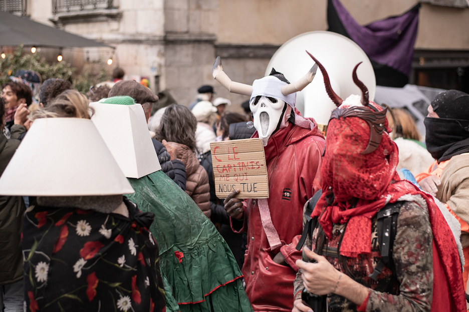 Écologiste, anticapitaliste... différents sujets d'actualité sont exploités comme des motifs à la fois poétique et politique. Écologiste, anticapitaliste... différents sujets d'actualité sont exploités comme des motifs à la fois poétique et politique.