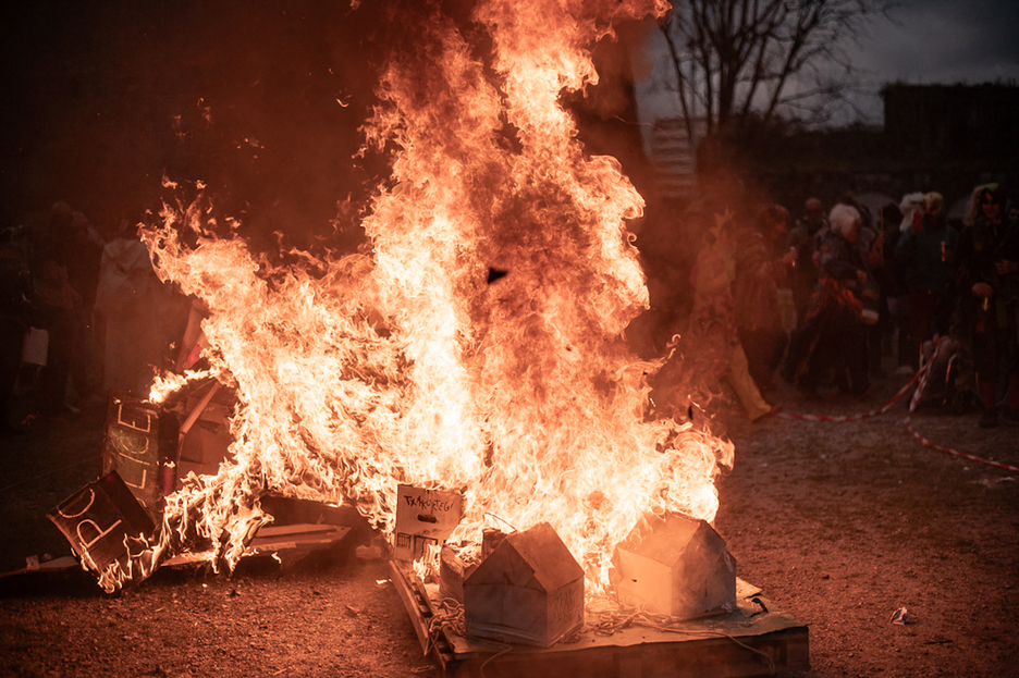 Les flammes comme symbole d'une révolution à venir. Les flammes comme symbole d'une révolution à venir.