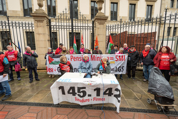 Rueda de prensa ante el Parlamento de Gasteiz.