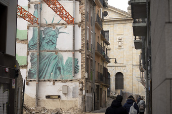 El autor del graffiti, jugando con una pelota mientras tiran el eficio y revelan su obra.