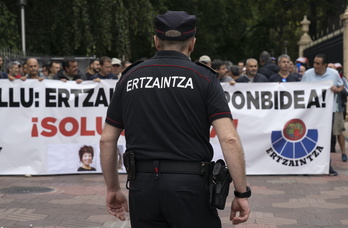 Un agente de la Ertzaintza ante una movilización de sindicatos policiales entre los que se encontraba Euspel, en Gasteiz en junio de 2023. 