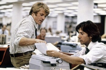 Robert Redford y Dustin Hoffman, interpretando a Bob Woodward y Carl Bernstein.