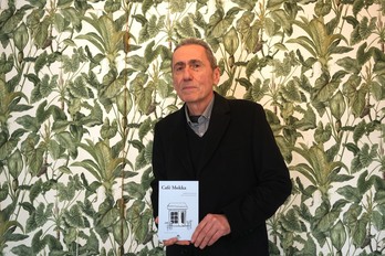 Jabier Muguruza, bere lehen eleberria eskuetan.