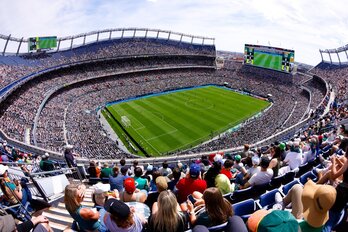 Más de 60.000 aficionados arroparon al Denver Summit en su debut en Mile High Stadium.