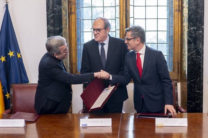 El presidente de la Conferencia Episcopal, Luis Argüello; el Defensor del Pueblo, Ángel Gabilondo, y el ministro Félix Bolaños, durante la firma del protocolo.