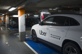 Un automóvil de Uber, estacionado en un párking.