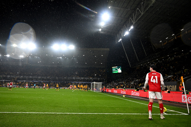 Declan Rice se dispone a sacar un saque de esquina a favor del Arsenal durante un partido de esta temporada en la Premier League.