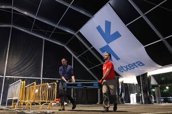 Ernaiko gazteak astearte goizean buru-belarri egon dira muntatze-lanetan.