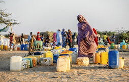 Una mujer hace cola para llenar bidones de agua en el campamento de Oure Cassoni, en Chad, el 13 de noviembre de 2025..