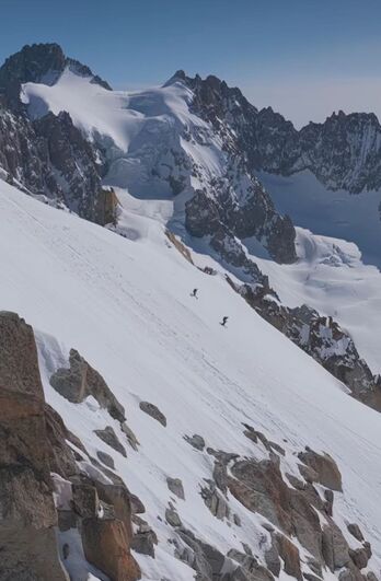 Alpinista eta eskiatzaile frantziarrek lotura bikaina egin dute Mont Blanceko mendilerroan.