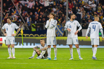 Los jugadores italianos, abatidos tras quedar fuera del Mundial por tercera vez consecutiva.