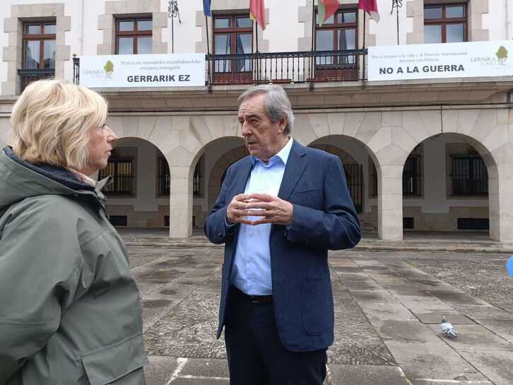 José María Gorroño, con los carteles contra la Guerra en el Ayuntamiento de Gernika.