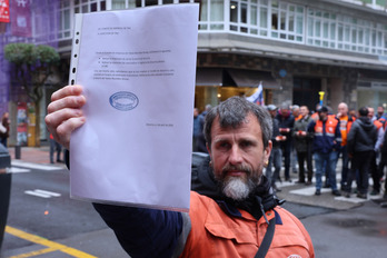 Gorka Abascal, de ESK, muestra el escrito dirigido a la dirección de Tubos Reunidos.