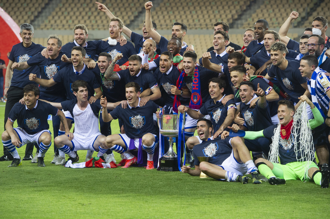 Los blanquiazules celebran el título logrado en La Cartuja en abril de 2021.