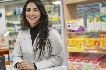Udane Pérez, en la farmacia de Gasteiz en la que trabaja.