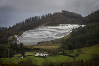 Imagen del vertedero tapado. En el informe de Lakua se ven los detalles de sus muchas negligencias de mantenimiento.