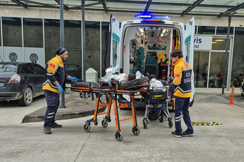 Migrantes rescatados son trasladados en ambulancia al hospital de Bodrum.