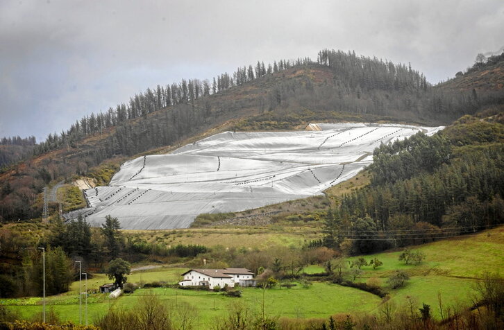 Imagen del vertedero tapado. En el informe de Lakua se ven los detalles de sus muchas negligencias de mantenimiento.