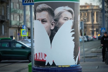 Cartel con imágenes del líder de la oposición, Peter Magyar, y de la presidenta de la Comisión Europea, Ursula von der Leyen, en Budapest.