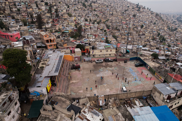 Niños juegan al fútbol en Jalousie, Puerto Príncipe.